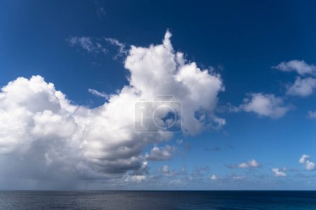 Téléchargez les photos : Ciel des Caraïbes panoramique au-dessus de l'océan - en image libre de droit