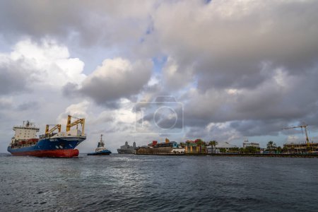 Téléchargez les photos : Curaçao, Caraïbes - 29 juillet 2023 : Navire cargo à l'arrière-plan de l'architecture de l'île de Curaçao, Antilles néerlandaises - en image libre de droit