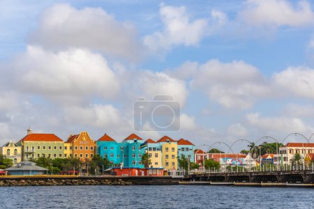 Foto de Famosa arquitectura de colores pastel de la isla de Curazao, Antillas Holandesas - Imagen libre de derechos