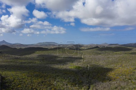 Foto de Vista aérea sobre el paisaje de Curazao, Caribe con océano, costa y colinas - Imagen libre de derechos