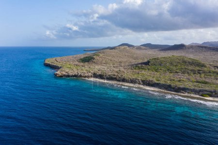 Foto de Vista aérea de la costa de Curazao en el Mar Caribe con agua turquesa, acantilado, playa y hermoso arrecife de coral alrededor de Playa Manzalina - Imagen libre de derechos