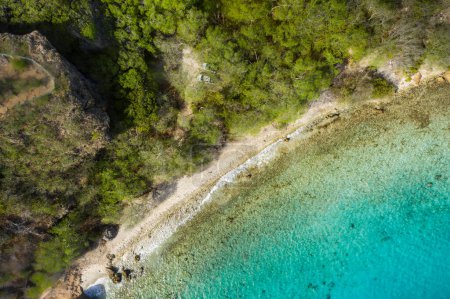 Foto de Aerial view of the coast of Curaao in the Caribbean with beach, cliff, and turquoise ocean - Imagen libre de derechos