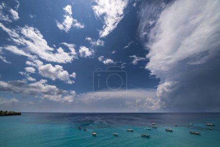 Téléchargez les photos : Paysage orageux avec nuages volants au-dessus de la mer turquoise autour de Curaçao, dans les Caraïbes - en image libre de droit