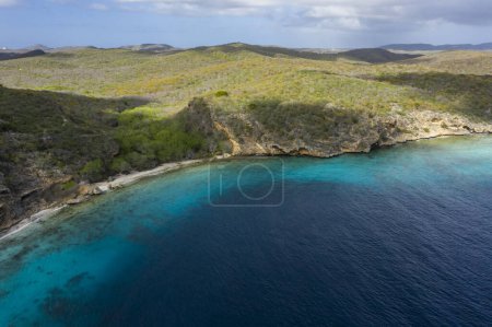 Foto de Aerial view of the coast of Curaao in the Caribbean with beach, cliff, and turquoise ocean - Imagen libre de derechos