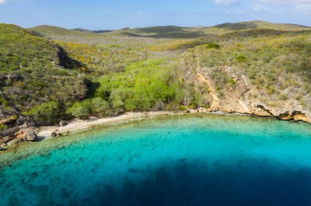 Téléchargez les photos : Aerial view of the coast of Curaao in the Caribbean with beach, cliff, and turquoise ocean - en image libre de droit