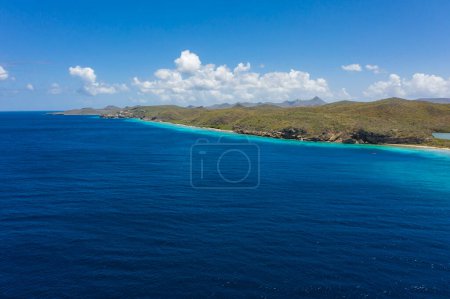 Foto de Vista aérea de la costa de Curazao en el Caribe con playa, acantilado y océano turquesa - Imagen libre de derechos