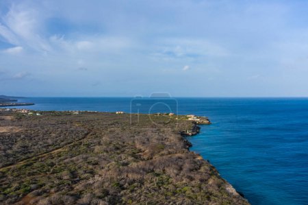 Téléchargez les photos : Vue aérienne de la belle côte de Curaçao dans la mer des Caraïbes - en image libre de droit