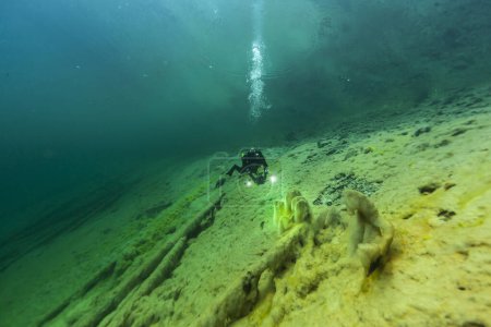 Foto de Escena submarina de buzo está filmando en cámara en el lago Samaranger - Imagen libre de derechos