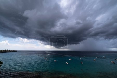 Foto de Paisaje de lluvia de truenos con nubes voladoras sobre el mar turquesa alrededor de Curazao, el Caribe - Imagen libre de derechos
