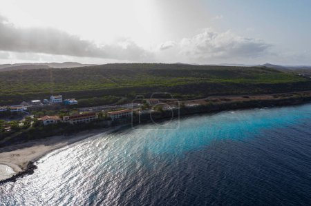 Téléchargez les photos : Vue aérienne de la côte de Curaçao dans la mer des Caraïbes avec eau turquoise, falaise, plage et magnifique récif corallien autour de Playa Manzalina - en image libre de droit