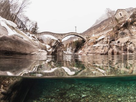Foto de Vista dividida del paisaje submarino en el río Verzasca, cantón Ticino, Suiza en el puente Ponte Romano, Ponte dei Salti, en la temporada de invierno - Imagen libre de derechos