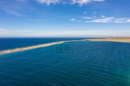 Foto de Vista aérea de la costa de Curazao en el Mar Caribe con agua turquesa, acantilado, playa y hermoso arrecife de coral alrededor de Eastpoint - Imagen libre de derechos
