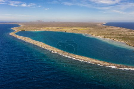 Téléchargez les photos : Vue aérienne de la côte de Curaçao dans la mer des Caraïbes avec eau turquoise, falaise, plage et magnifique récif corallien autour d'Eastpoint - en image libre de droit