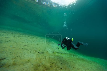 Téléchargez les photos : Scène sous-marine de plongeur filme à la caméra dans le lac Samaranger - en image libre de droit