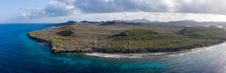 Téléchargez les photos : Vue panoramique de la côte de Curaçao dans la mer des Caraïbes avec eau turquoise, falaise, plage et magnifique récif corallien autour de Playa Manzalina - en image libre de droit
