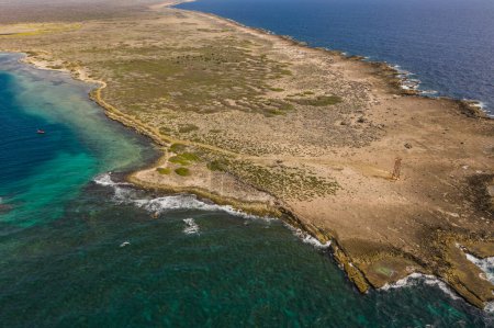 Téléchargez les photos : Vue aérienne de la côte de Curaçao dans la mer des Caraïbes avec eau turquoise, falaise, plage et magnifique récif corallien autour d'Eastpoint - en image libre de droit