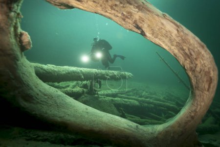 escena submarina de buzo está filmando en cámara en el lago Samaranger
