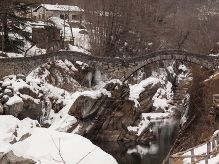 Téléchargez les photos : Paysages d'hiver dans la vallée de Verzasca, canton du Tessin, Suisse au pont Ponte Romano, Ponte dei Salti - en image libre de droit