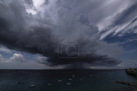 Téléchargez les photos : Paysage orageux avec nuages volants au-dessus de la mer turquoise autour de Curaçao, dans les Caraïbes - en image libre de droit