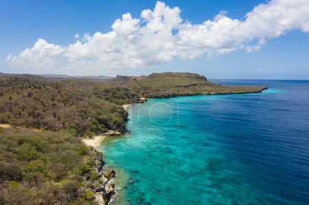 Téléchargez les photos : Vue aérienne de la côte de Curaçao dans les Caraïbes avec plage, falaise et océan turquoise - en image libre de droit
