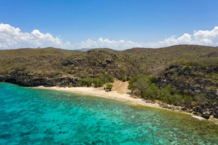 Téléchargez les photos : Vue aérienne de la côte de Curaçao dans les Caraïbes avec plage, falaise et océan turquoise - en image libre de droit