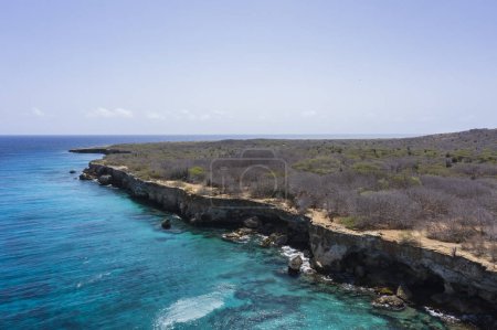 Téléchargez les photos : Vue aérienne de la côte de Curaçao dans la mer des Caraïbes avec eau turquoise, falaise, plage et magnifique récif corallien autour de Playa Manzalina - en image libre de droit