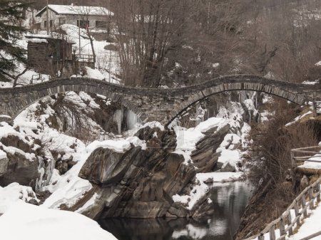 Foto de Paisajes de invierno en el valle de Verzasca, cantón Ticino, Suiza en el puente Ponte Romano, Ponte dei Salti - Imagen libre de derechos