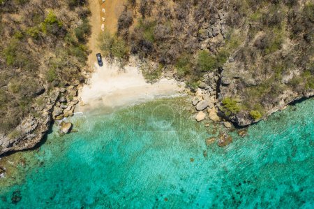 Foto de Vista aérea de la costa de Curazao en el Caribe con playa, acantilado y océano turquesa - Imagen libre de derechos