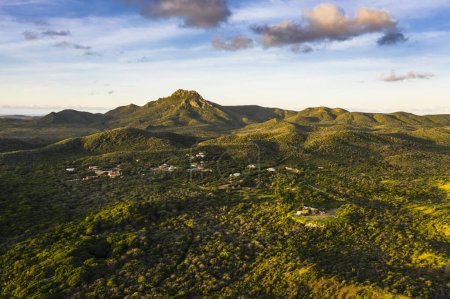 Téléchargez les photos : Vue aérienne au-dessus des paysages de Curaçao, des Caraïbes avec océan et côte - en image libre de droit