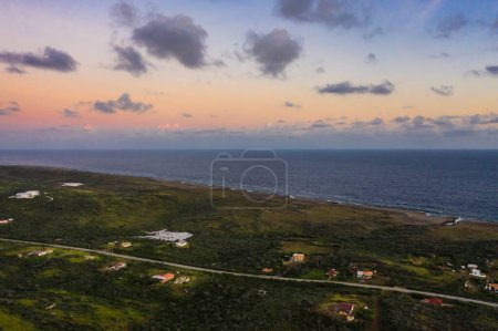 Foto de Vista aérea del atardecer sobre el paisaje de Curazao, Caribe con el océano y el hermoso cielo - Imagen libre de derechos