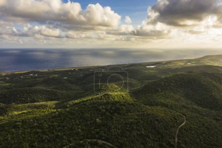 Foto de Vista aérea sobre el paisaje de Curazao, Caribe con el océano y el cielo hermoso - Imagen libre de derechos