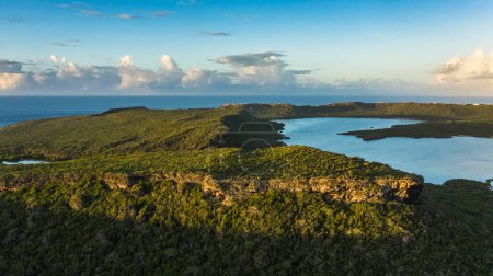 Foto de Vista aérea sobre el paisaje de Curazao, Caribe con océano, costa, colinas y cielo - Imagen libre de derechos