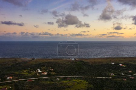 Foto de Vista aérea del atardecer sobre el paisaje de Curazao, Caribe con el océano y el hermoso cielo - Imagen libre de derechos