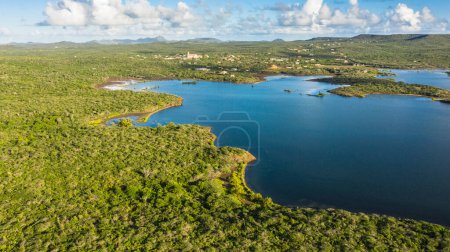 Téléchargez les photos : Vue aérienne au-dessus du paysage de Curaçao, Caraïbes avec océan, côte, collines et ciel - en image libre de droit