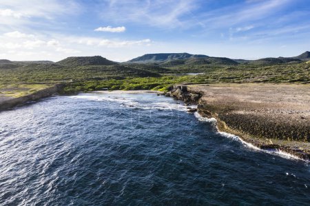 Foto de Vista aérea sobre el paisaje de Curazao, el Caribe con el océano y la costa - Imagen libre de derechos