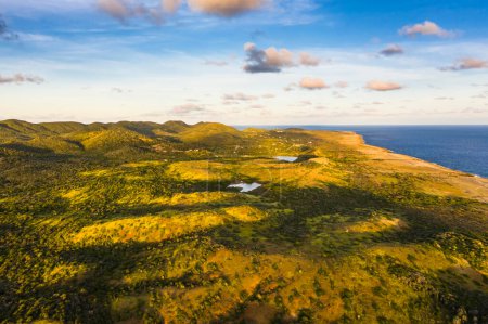Foto de Vista aérea sobre el paisaje de Curazao, el Caribe con el océano y la costa - Imagen libre de derechos