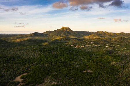 Téléchargez les photos : Vue aérienne au-dessus des paysages de Curaçao, des Caraïbes avec océan et côte - en image libre de droit