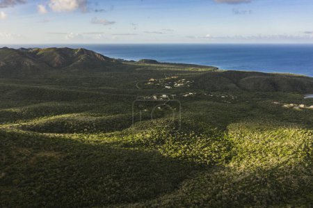 Téléchargez les photos : Vue aérienne au-dessus du paysage de Curaçao, Caraïbes avec océan et beau ciel - en image libre de droit