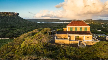 Téléchargez les photos : Vue aérienne au-dessus des paysages de l'architecture Curaçao, Caraïbes avec océan, côte, collines et ciel - en image libre de droit