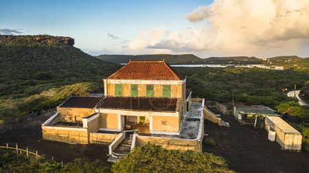 Foto de Vista aérea sobre el paisaje de la arquitectura de Curazao, Caribe con océano, costa, colinas y cielo - Imagen libre de derechos