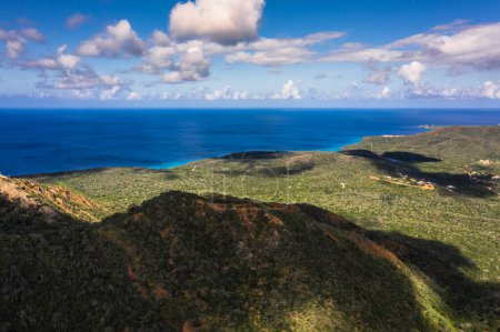 Téléchargez les photos : Vue aérienne au-dessus du paysage de Curaçao, Caraïbes avec océan et beau ciel - en image libre de droit