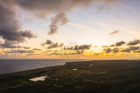 Téléchargez les photos : Vue aérienne du coucher du soleil au-dessus du paysage de Curaçao, Caraïbes avec océan et beau ciel - en image libre de droit