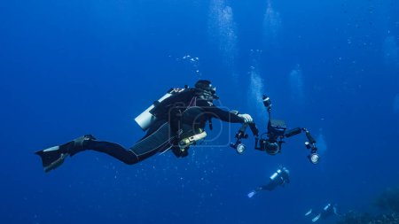 Foto de Buceador en aguas profundas azules del mar Caribe - Imagen libre de derechos