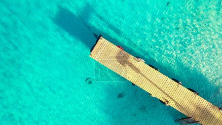 Foto de Vista aérea alrededor de Playa Grandi - Curaao - Mar Caribe con agua turquesa, acantilado, playa y hermoso arrecife de coral - Imagen libre de derechos