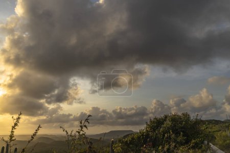 Téléchargez les photos : Vue panoramique du ciel couchant sur une île des Caraïbes - en image libre de droit