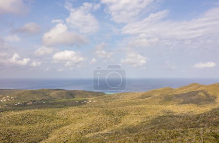 Téléchargez les photos : Vue panoramique sur les montagnes sur une île des Caraïbes - en image libre de droit