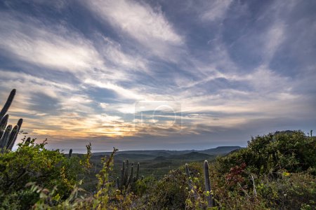 Téléchargez les photos : Vue panoramique du ciel couchant sur une île des Caraïbes - en image libre de droit