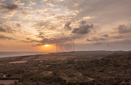 Foto de Vista panorámica del atardecer sobre las montañas de una isla en el Caribe - Imagen libre de derechos