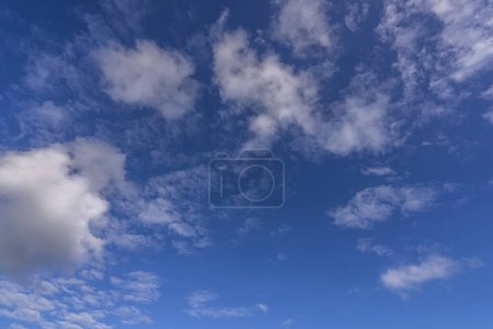 Téléchargez les photos : Beau ciel bleu avec des nuages blancs - en image libre de droit