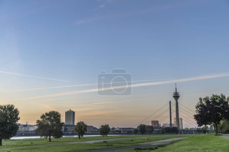 Téléchargez les photos : Paysage Vue sur le Rhin, Duesseldorf, Allemagne - en image libre de droit